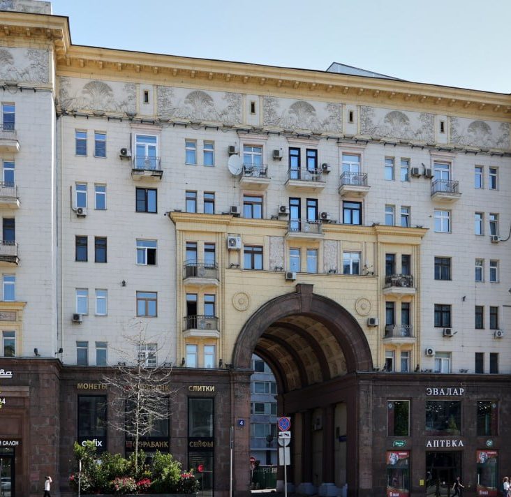 В центре Москвы могут воссоздать утраченные скульптуры на крыше "дома с аркой" на Тверской, 4