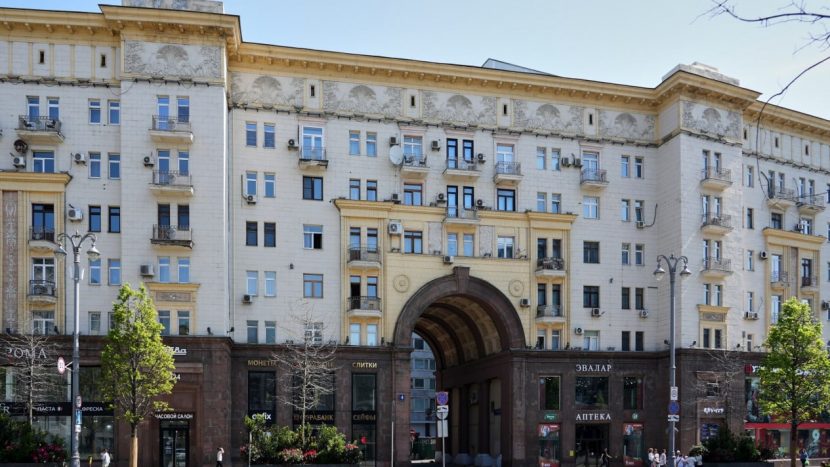 В центре Москвы могут воссоздать утраченные скульптуры на крыше "дома с аркой" на Тверской, 4