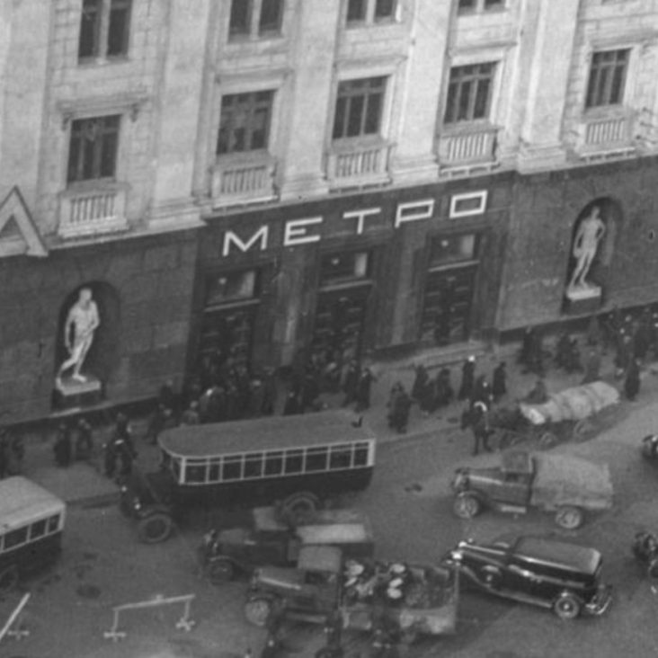 На входе в метро станции "Театральная" могут восстановить исторические фасадные скульптуры: "Физкультурник с мячом" и "Физкультурник с гранатой"