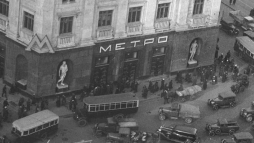На входе в метро станции "Театральная" могут восстановить исторические фасадные скульптуры: "Физкультурник с мячом" и "Физкультурник с гранатой"