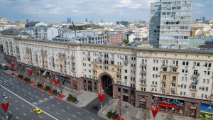 Возвращение символов эпохи: москвичи поддержали восстановление скульптур на доме на Тверской, 4