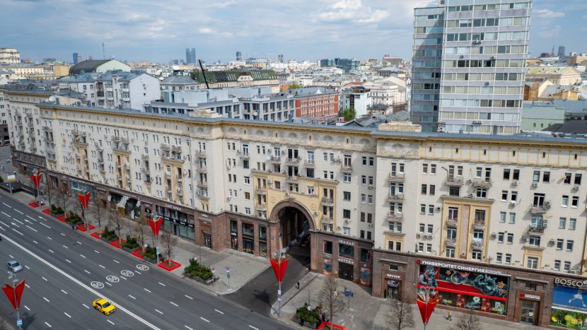 Возвращение символов эпохи: москвичи поддержали восстановление скульптур на доме на Тверской, 4