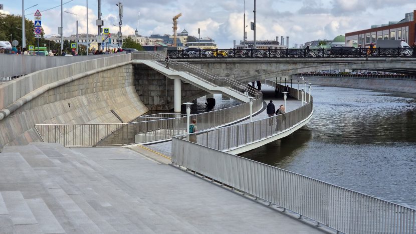Новый пешеходный мост открылся на Болотной набережной