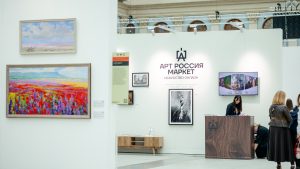 От благотворительного арт-объекта Бурунова, Арзамасовой, Куртуковой до анонса 10-го юбилейного сезона на 2027 год: как прошла осенняя ярмарка "Арт Россия"