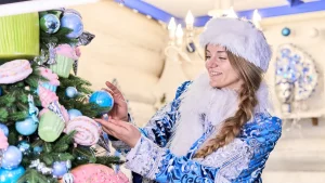 Сказочные спектакли и новогодние представления: как пройдет зимний сезон в резиденции Деда Мороза в Москве