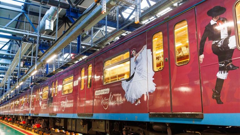 В московском метро запустили поезд в честь ансамбля Моисеева